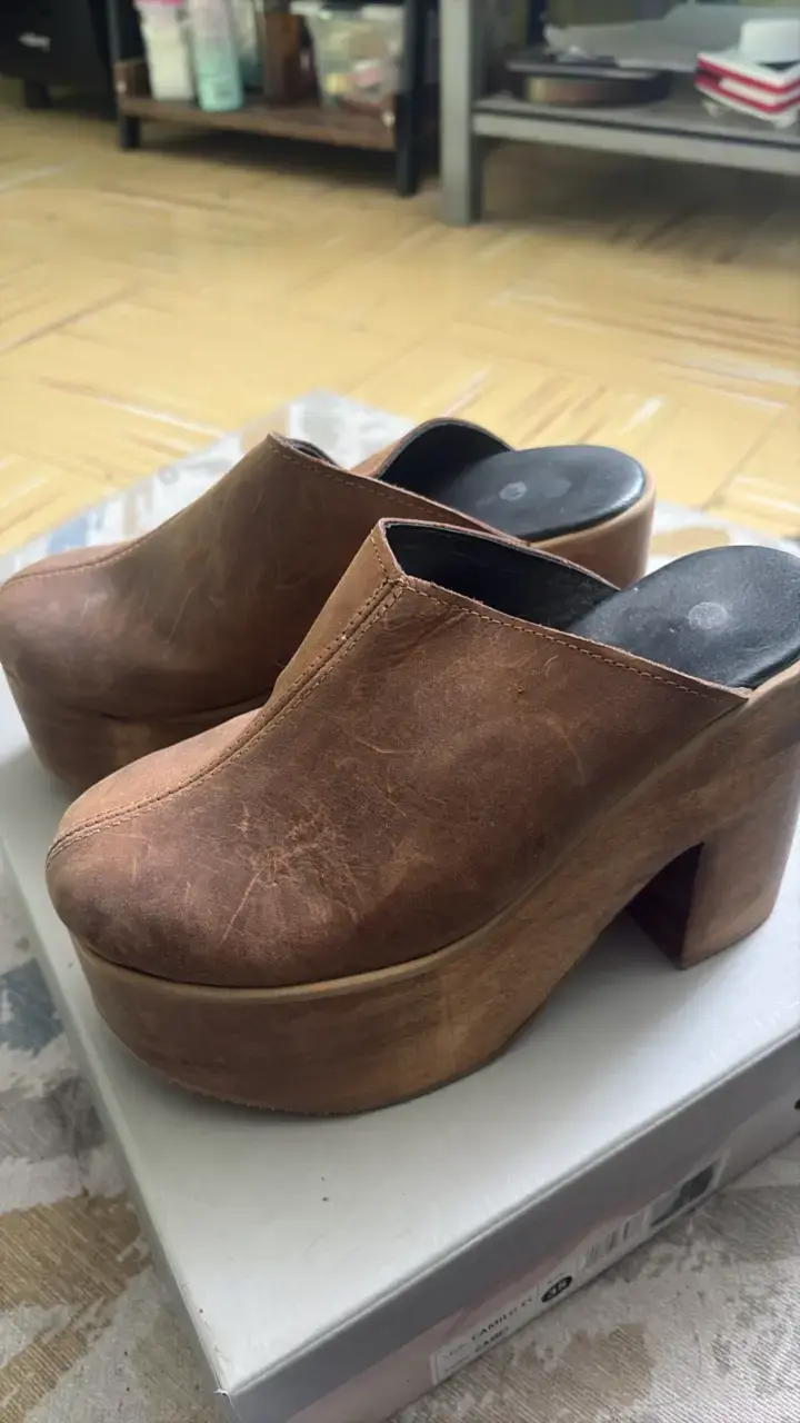 Zuecos de cuero marrón con plataforma
