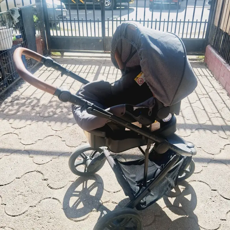 Coche de bebé Bebesit gris con manillar ajustable - 1