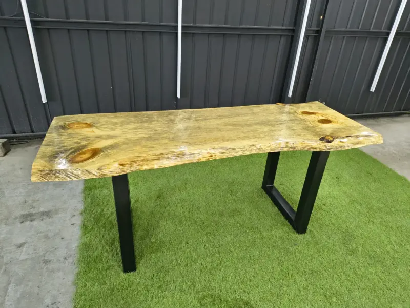 Mesa de Madera Rústica con Patas Metálicas - 1
