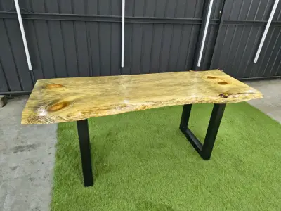 Mesa de Madera Rústica con Patas Metálicas - miniatura 1