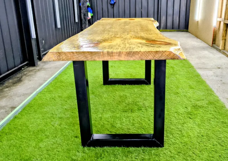 Mesa de Madera Rústica con Patas Metálicas - 2