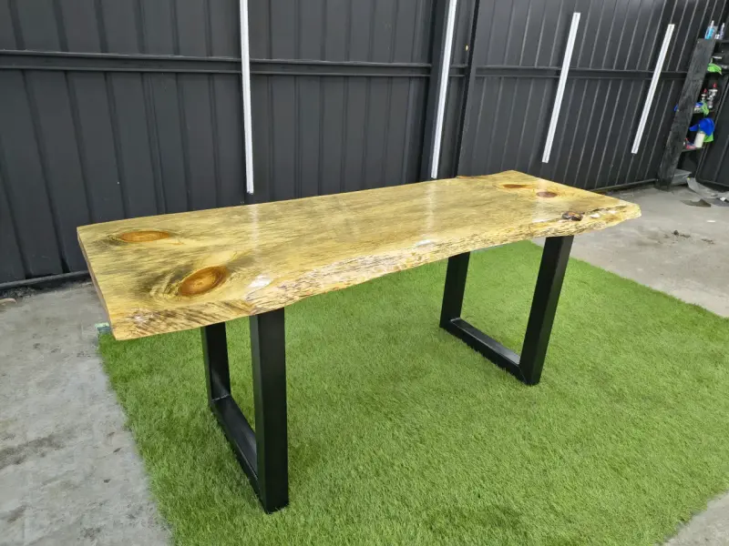 Mesa de Madera Rústica con Patas Metálicas - 3
