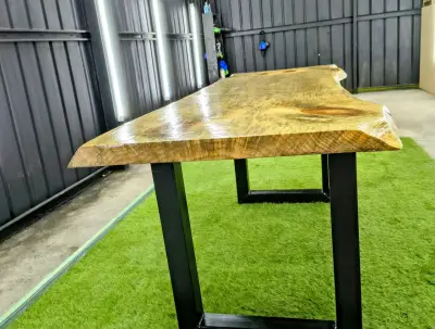 Mesa de Madera Rústica con Patas Metálicas - miniatura 4