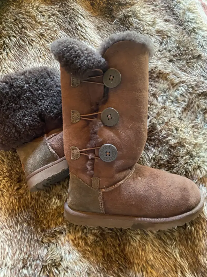 Botas de invierno UGG marrones con botones - 2