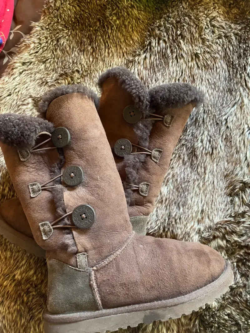 Botas de invierno UGG marrones con botones - 3