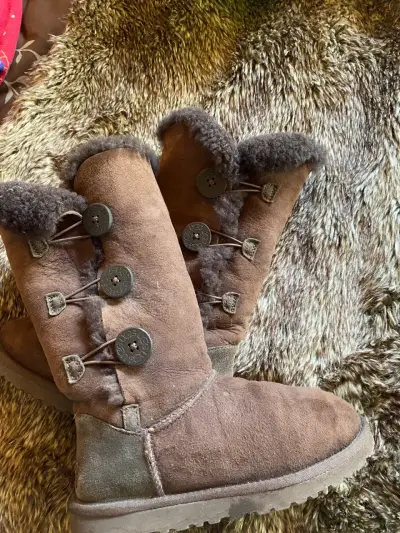 Botas de invierno UGG marrones con botones - miniatura 3
