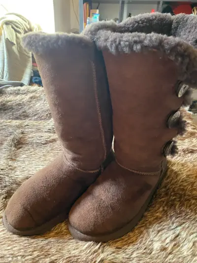 Botas de invierno UGG marrones con botones - miniatura 4