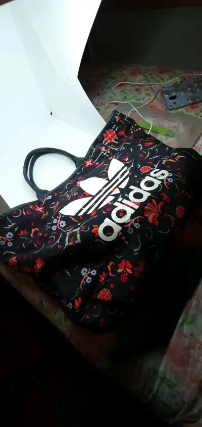 Bolso tote floral Adidas negro - miniatura 3