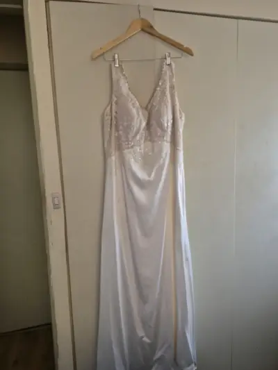 Vestido de novia elegante con encaje - miniatura 1