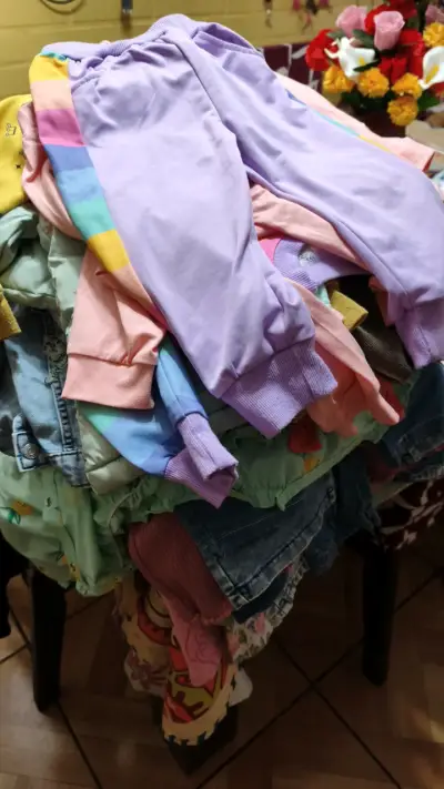 Ropa infantil variada en buen estado - miniatura 1