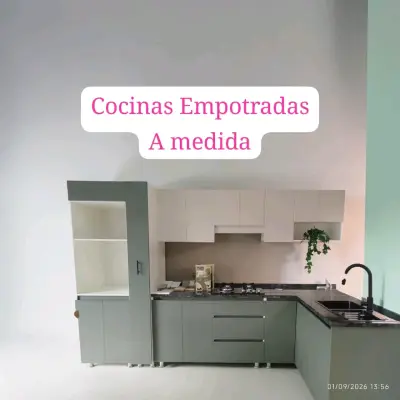 Cocina Empotrada a Medida con Muebles y Lavaplatos - miniatura 1
