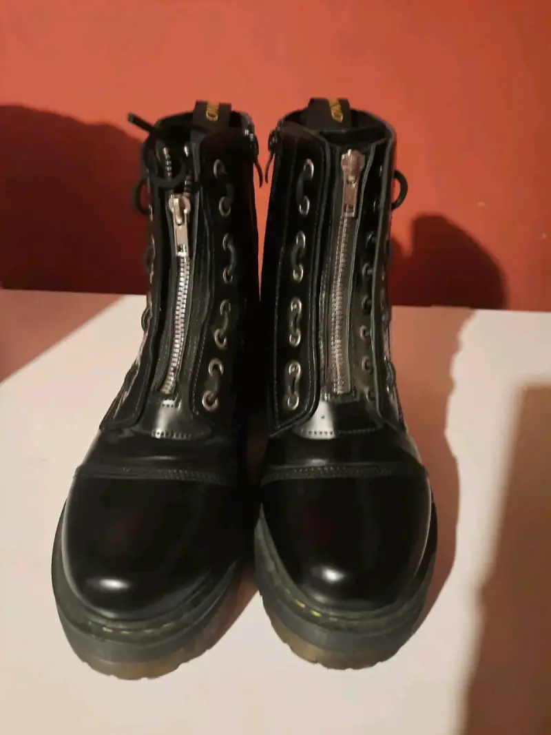 Botas negras con cierre frontal y detalles metálicos - 1