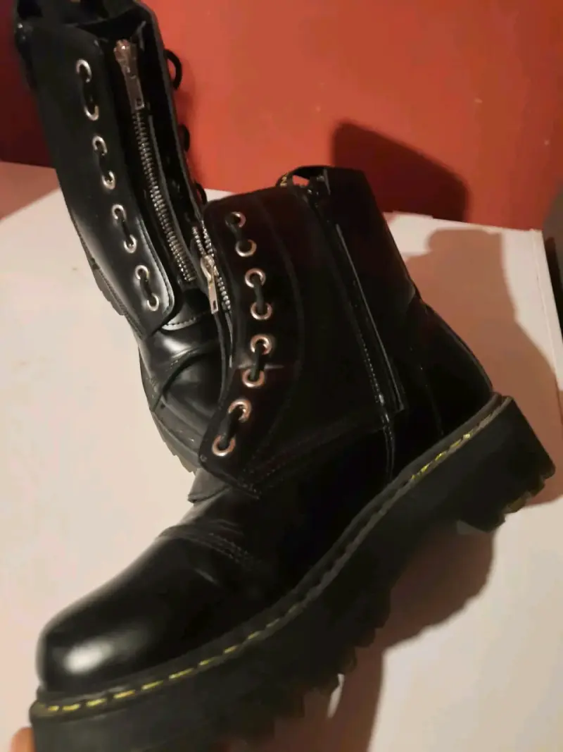 Botas negras con cierre frontal y detalles metálicos - 2