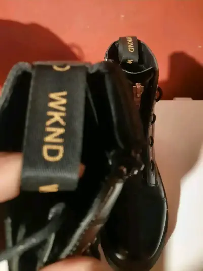 Botas negras con cierre frontal y detalles metálicos - miniatura 3