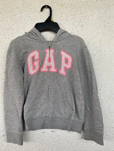 Polerón con capucha gris GAP Kids - miniatura 1