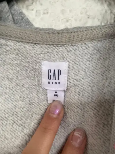Polerón con capucha gris GAP Kids - miniatura 3
