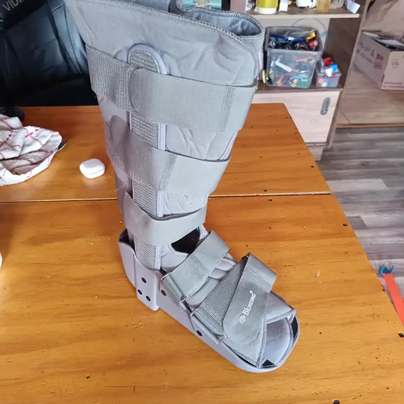 Bota ortopédica gris con velcro ajustable - 1
