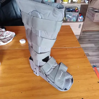 Bota ortopédica gris con velcro ajustable - miniatura 1