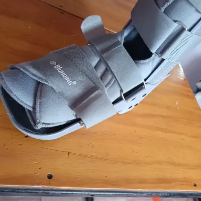 Bota ortopédica gris con velcro ajustable - miniatura 2