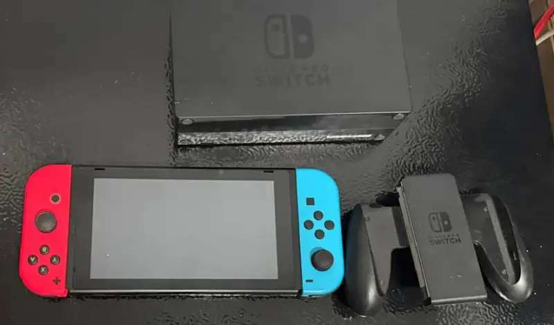 Consola Nintendo Switch con Joy-Con Rojo y Azul - 1