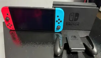 Consola Nintendo Switch con Joy-Con Rojo y Azul - miniatura 2