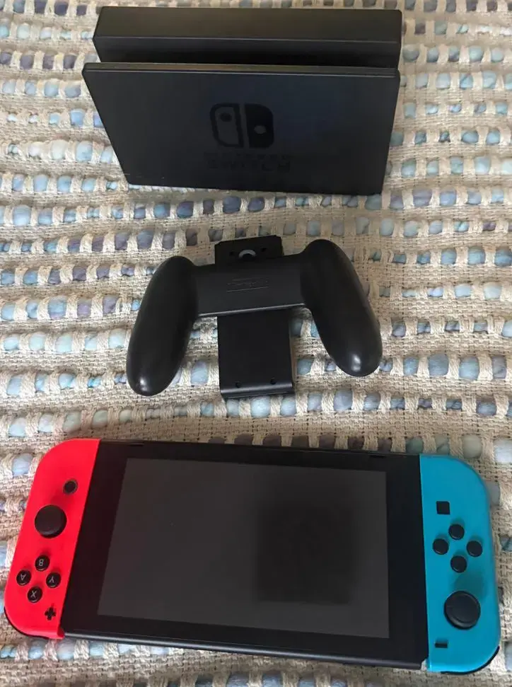 Consola Nintendo Switch con Joy-Con Rojo y Azul - 4