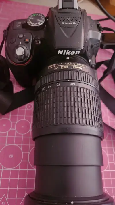 Cámara Nikon con lente 18-140mm y accesorios - miniatura 1