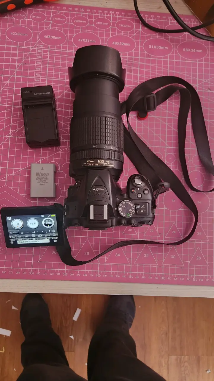 Cámara Nikon con lente 18-140mm y accesorios - 2