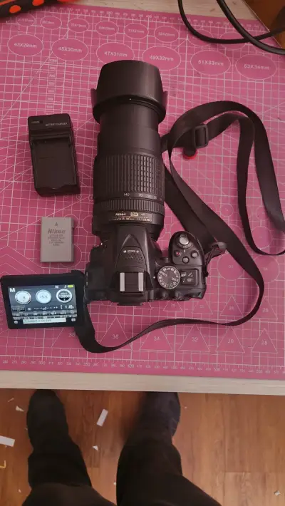 Cámara Nikon con lente 18-140mm y accesorios - miniatura 2