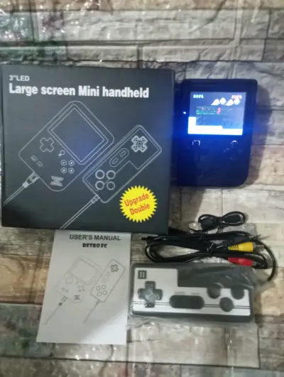 Consola portátil retro con pantalla LED de 3 pulgadas - miniatura 1