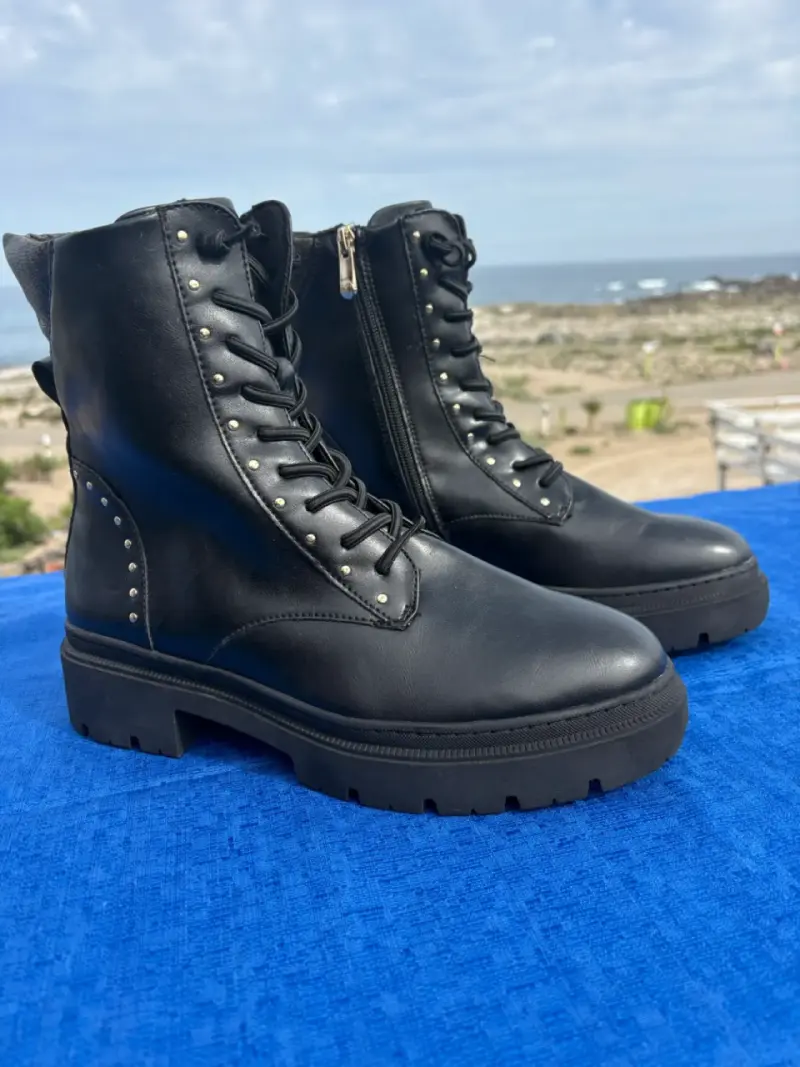 Botines de cuero negro con tachas y cierre lateral - 1