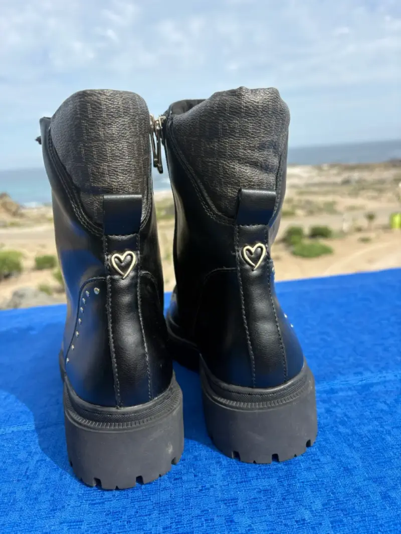 Botines de cuero negro con tachas y cierre lateral - 2