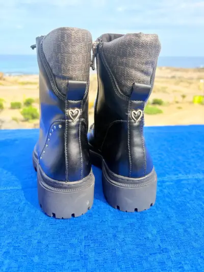 Botines de cuero negro con tachas y cierre lateral - miniatura 3