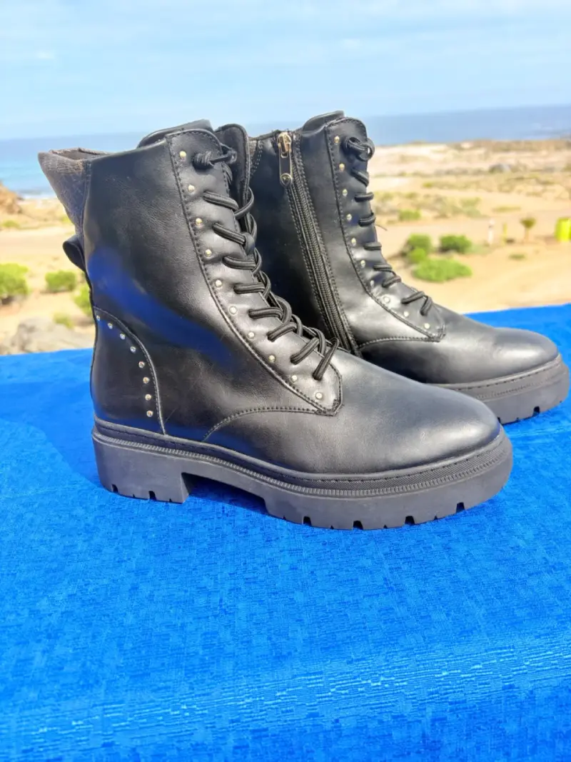 Botines de cuero negro con tachas y cierre lateral - 4
