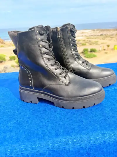 Botines de cuero negro con tachas y cierre lateral - miniatura 4