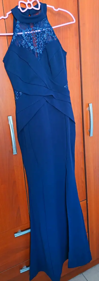 Vestido largo azul con encaje floral - miniatura 2