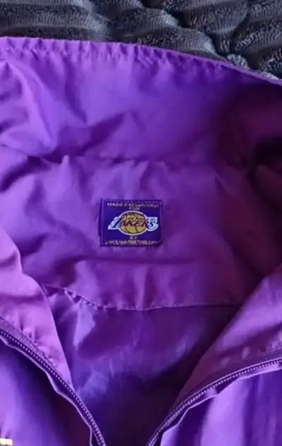 Cortavientos Original Lakers morada con cierre - miniatura 3