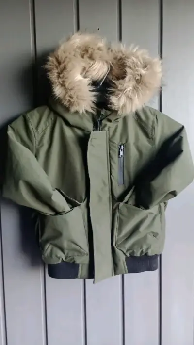 Chaqueta de invierno para niño con capucha de pelo - miniatura 1