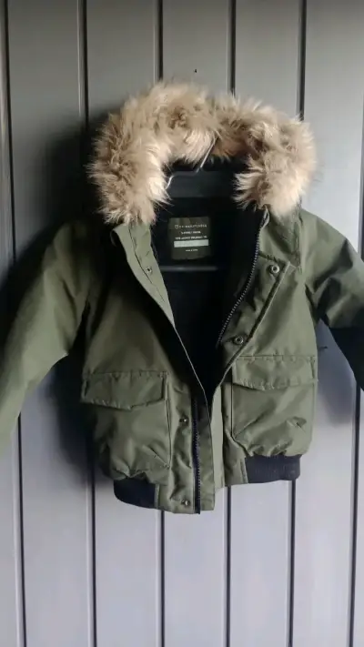Chaqueta de invierno para niño con capucha de pelo - miniatura 2
