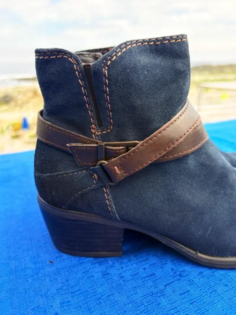 Botines de gamuza azul con hebilla marrón - 1