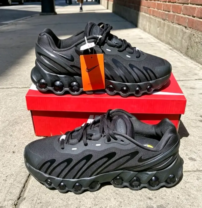 Zapatillas deportivas negras Nike con diseño moderno