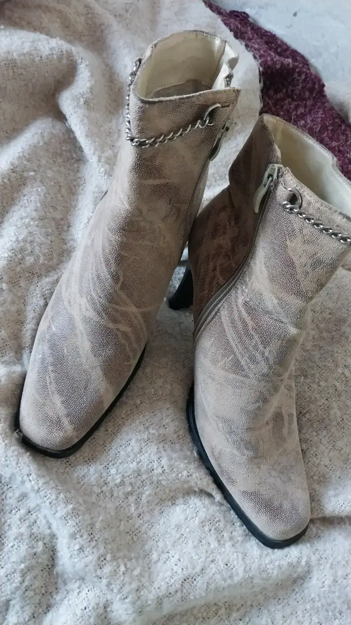 Botines de tacón beige con cierre lateral - 1