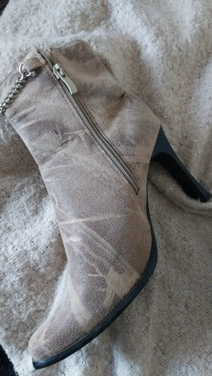 Botines de tacón beige con cierre lateral - 2