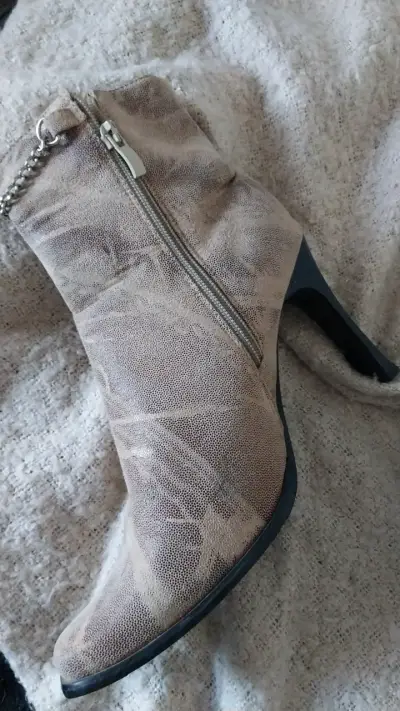 Botines de tacón beige con cierre lateral - miniatura 2