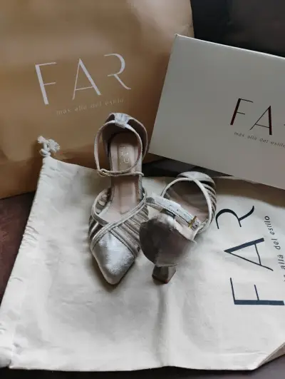 Zapatos de tacón FAR plateados elegantes - miniatura 3
