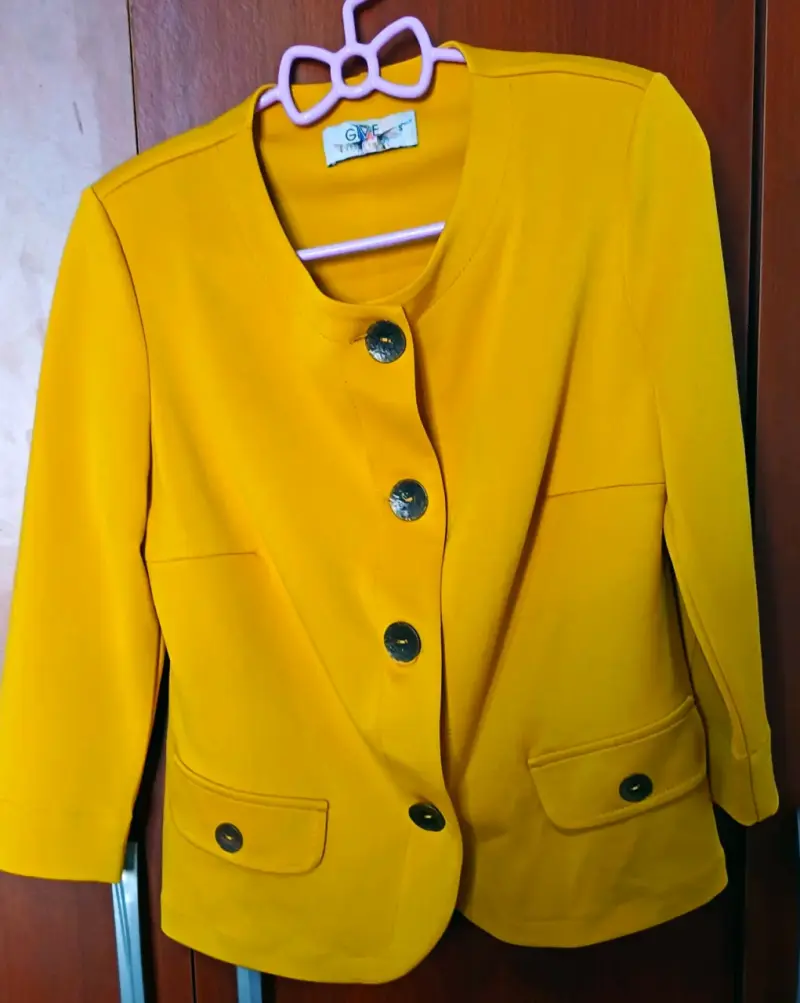 Chaqueta amarilla de mujer con botones decorativos - 1
