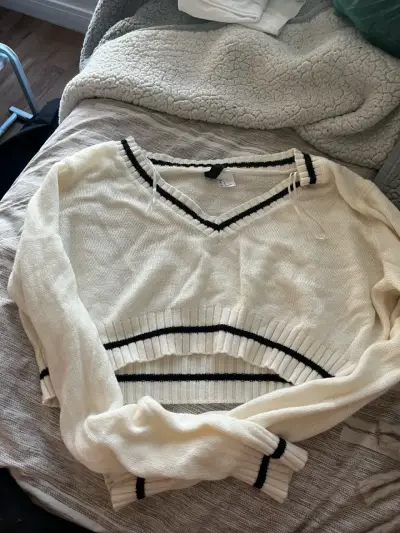 Suéter de punto beige con detalles negros - miniatura 1