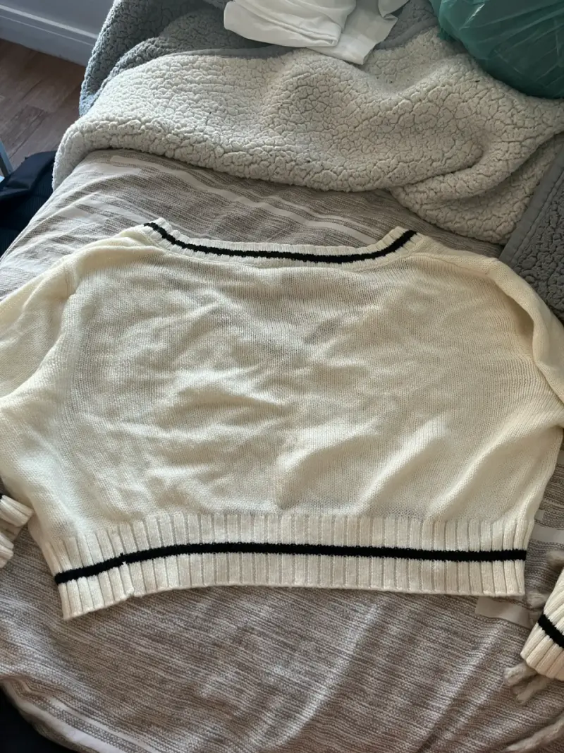 Suéter de punto beige con detalles negros - 2