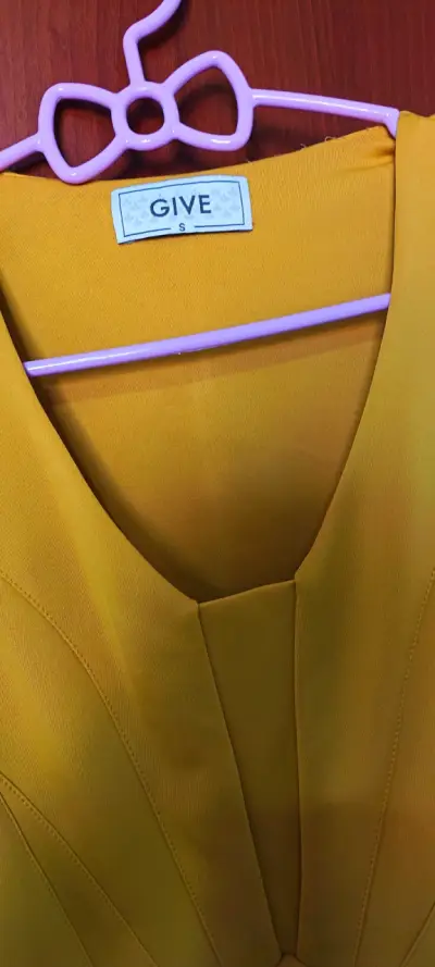 Vestido amarillo sin mangas marca Give - miniatura 2