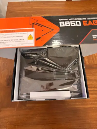 Placa Madre Gigabyte B650 EAGLE AX AM5 DDR5 WiFi - miniatura 5